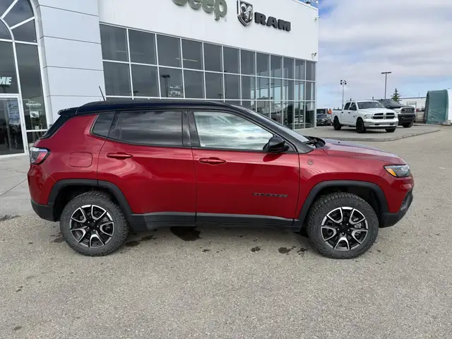 2024 Jeep Compass Trailhawk - Photo 2