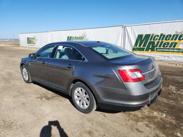 2011 Ford Taurus - Photo 2