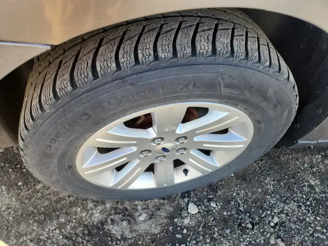 2011 Ford Taurus - Photo 11