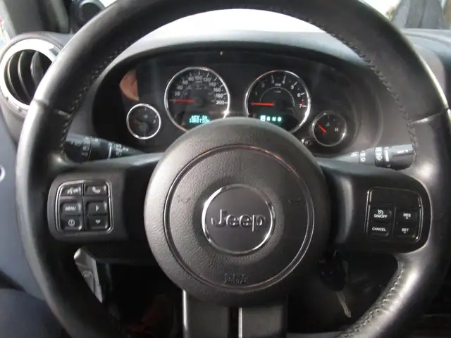Jeep Wrangler Unlimited 4WD 4dr Sahara 2 TOIT 139000KM INSPECTE - Photo 2