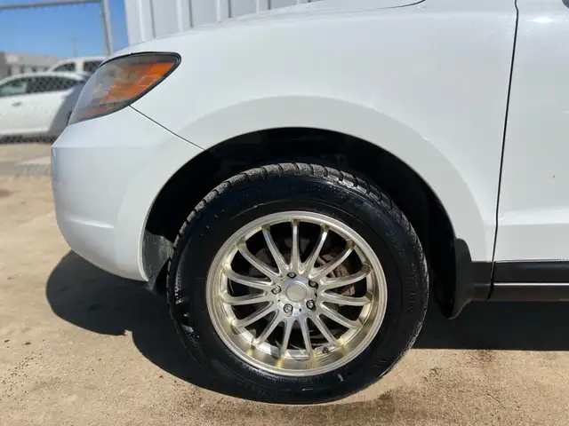 2009 Hyundai Santa Fe AWD GLS | No Accident | 2nd Set of Tires - Photo 11