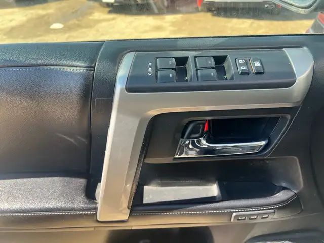 2016 Toyota 4Runner SR5 4WD | Sunroof | Reverse Camera - Photo 14