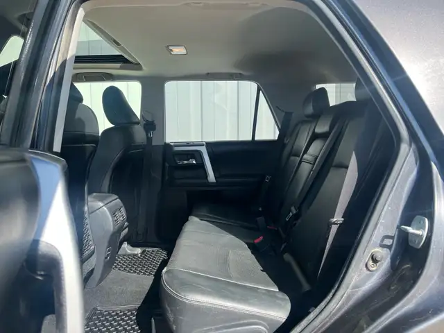 2016 Toyota 4Runner SR5 4WD | Sunroof | Reverse Camera - Photo 18