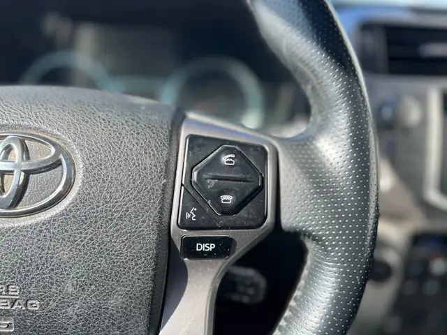 2016 Toyota 4Runner SR5 4WD | Sunroof | Reverse Camera - Photo 28