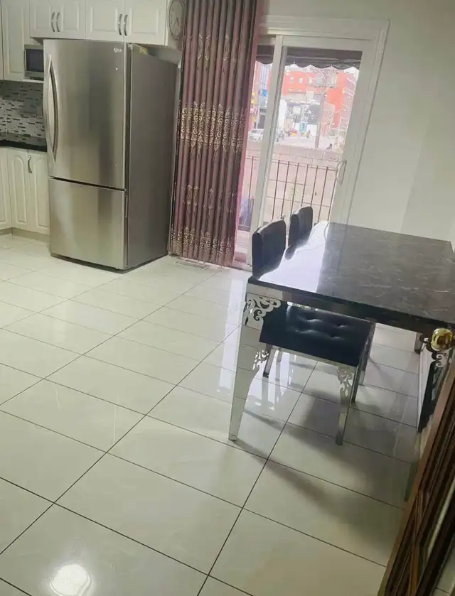 Downtown Toronto Spacious Room with Natural Light – For Rent - Photo 3
