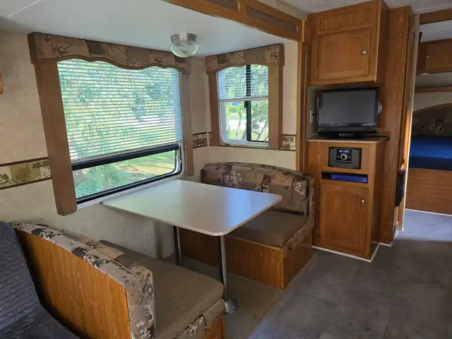 2009 30 foot Dutchmen camper - Photo 6