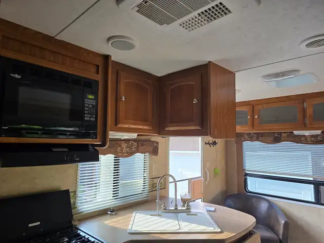 2009 30 foot Dutchmen camper - Photo 7