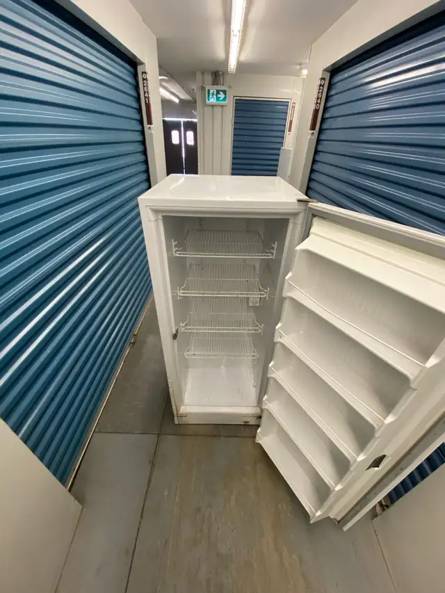 WHITE APARTMENT FREEZER - Photo 2