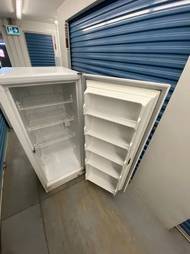 WHITE APARTMENT FREEZER - Photo 3