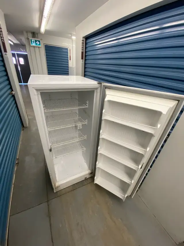 WHITE APARTMENT FREEZER - Photo 4