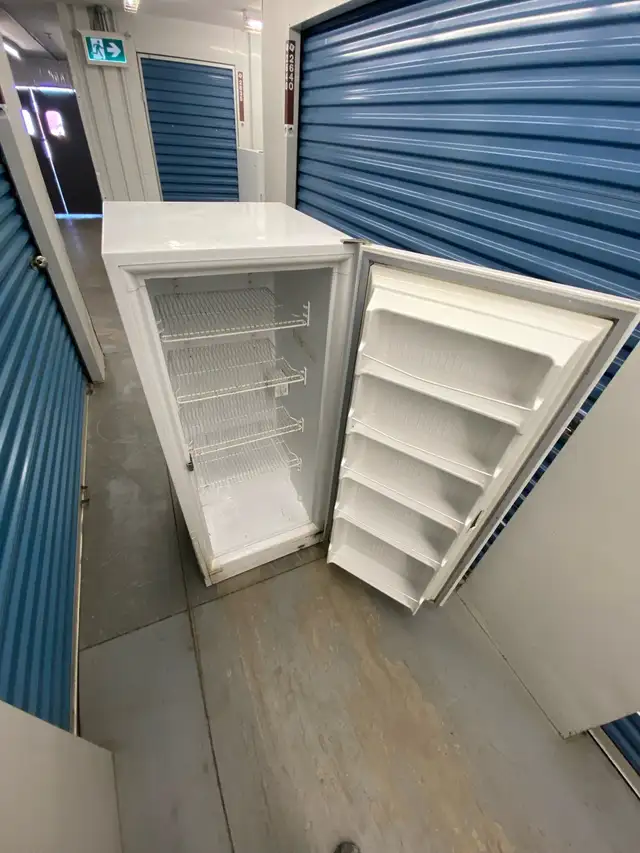 WHITE APARTMENT FREEZER - Photo 5