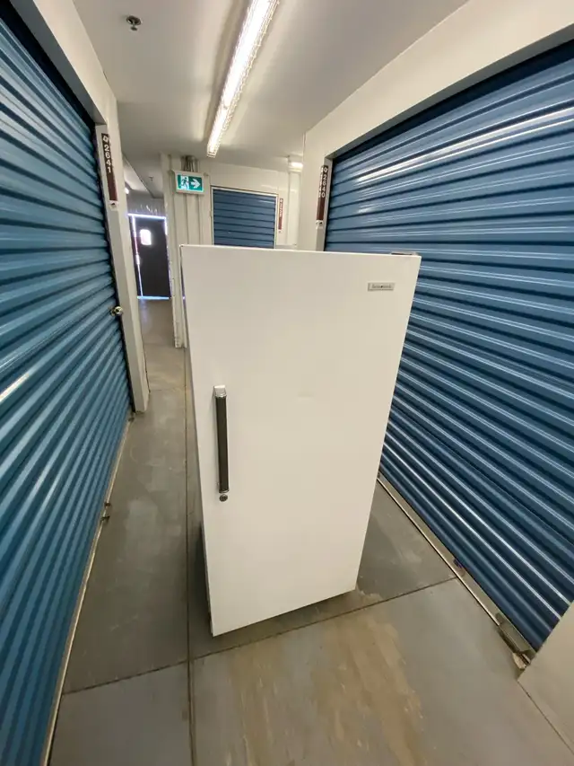 WHITE APARTMENT FREEZER - Photo 9