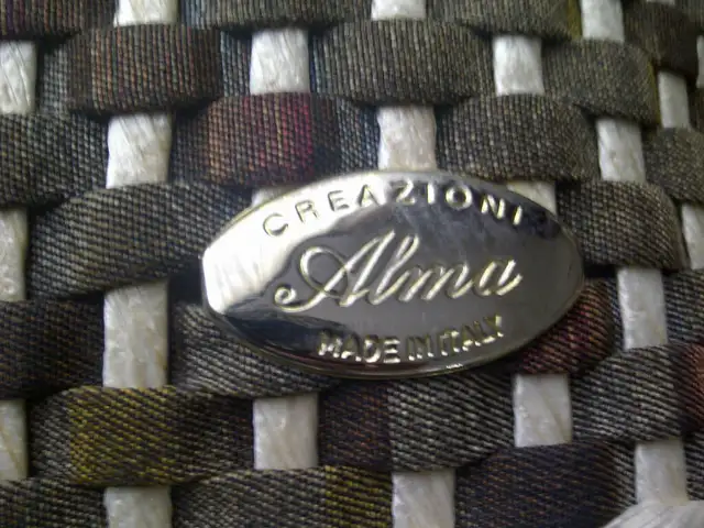 BEAU SAC À MAIN D'ITALIE 8'x13'LARG BEIGE BRUN BANDOULIÈRE$10.00 - Photo 3