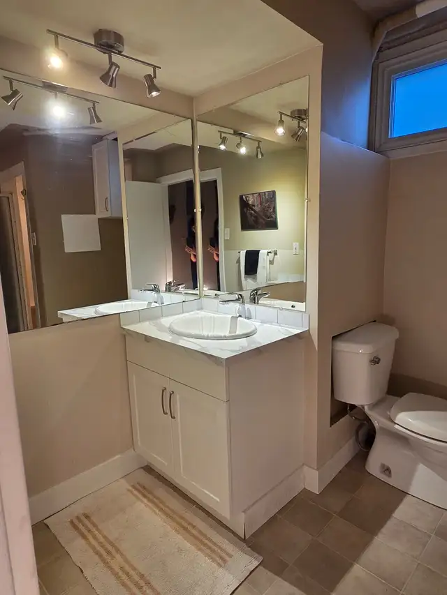 Beautiful One Bedroom fully contained B-Suite  Quiet, clean, pro - Photo 7