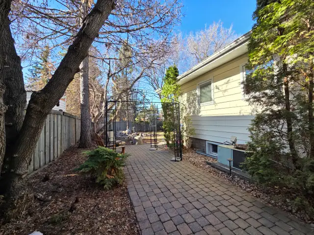 Beautiful One Bedroom fully contained B-Suite  Quiet, clean, pro - Photo 10