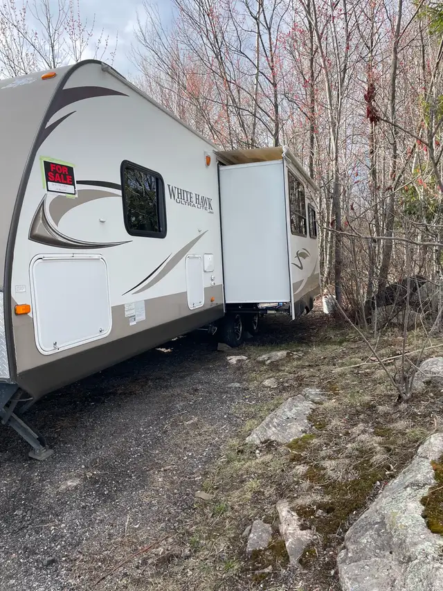 2013 White Hawk ultra light 27’ one owner - Photo 2