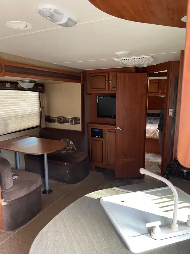 2013 White Hawk ultra light 27’ one owner - Photo 6