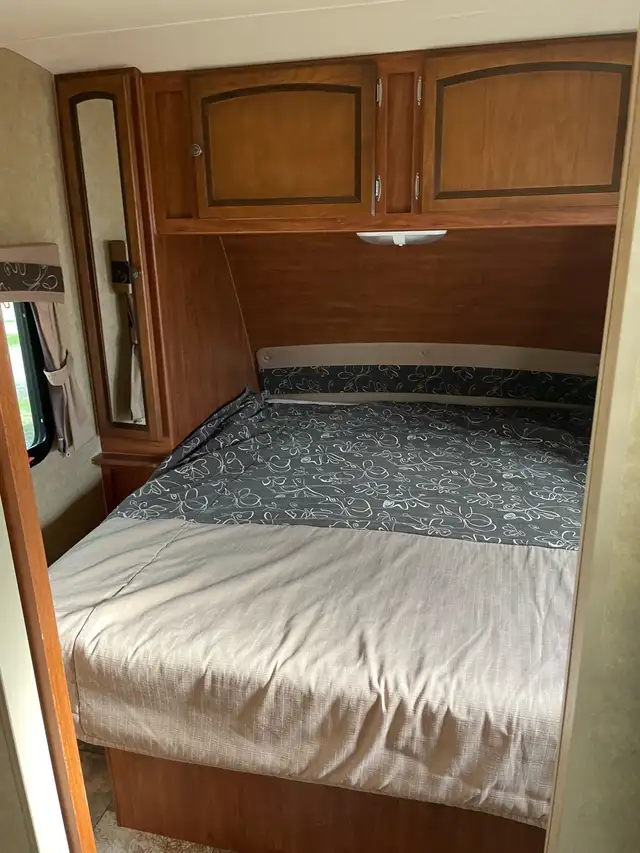 2013 White Hawk ultra light 27’ one owner - Photo 9