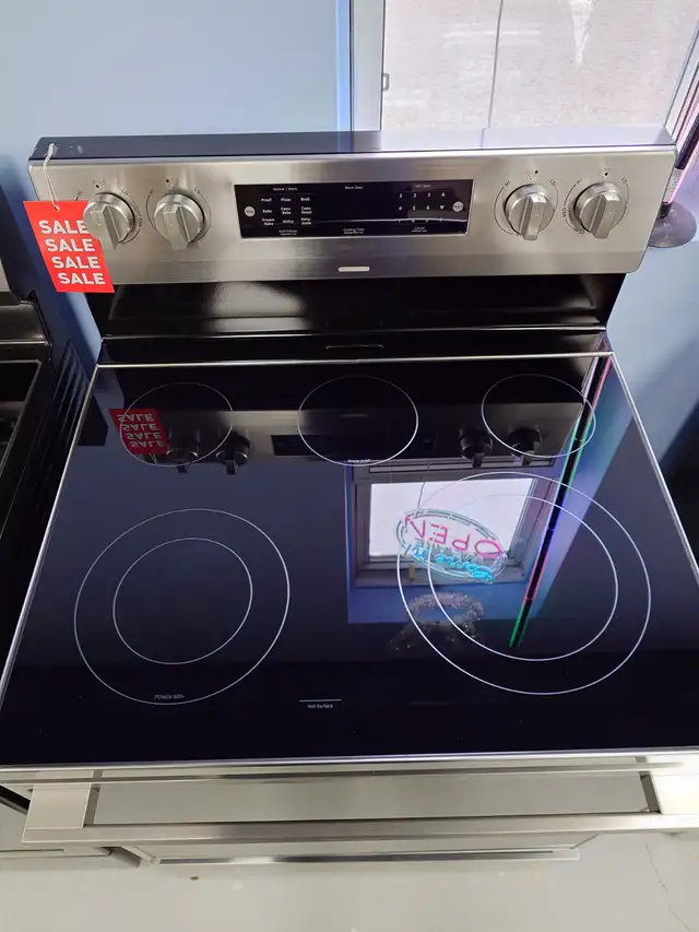 Hisense '30' Stainless Steel Freestanding Electric Range on Sale - Photo 4
