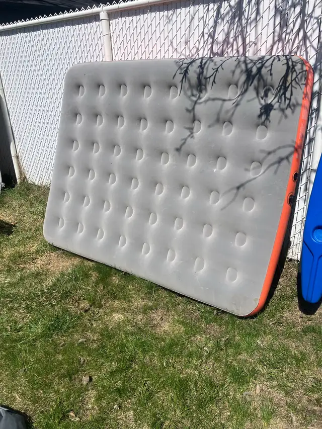 matelas gonflable neuf…de canadien tire…pas servi…$70.