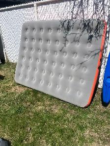 matelas gonflable neuf…de canadien tire…pas servi…$70.