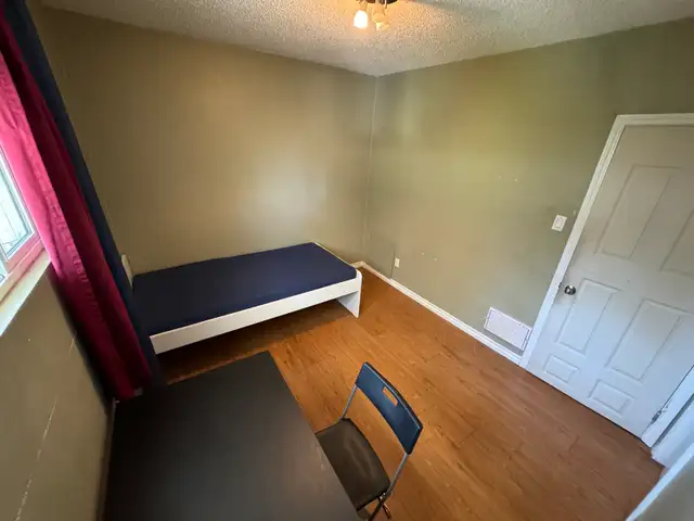 Room for rent near University of Alberta - Photo 2
