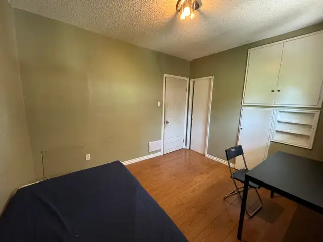 Room for rent near University of Alberta - Photo 3