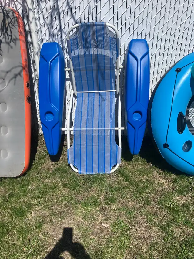 1 chaise de piscine neuve…pas servi…déménagement..$60.