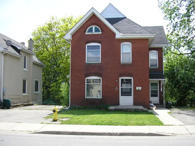 ROOM AVAILABLE IN BEAUTIFULL CENTURY HOME