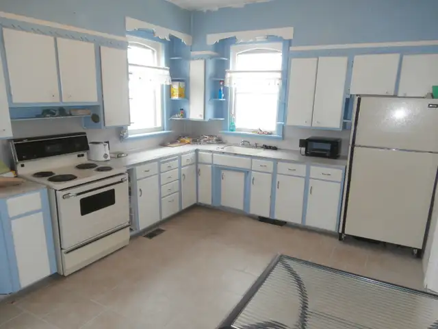 ROOM AVAILABLE IN BEAUTIFULL CENTURY HOME - Photo 3