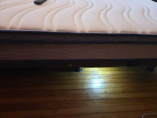 XL Twin bed for Sale- used only 5 months.Will sell for 600$ Firm - Photo 2