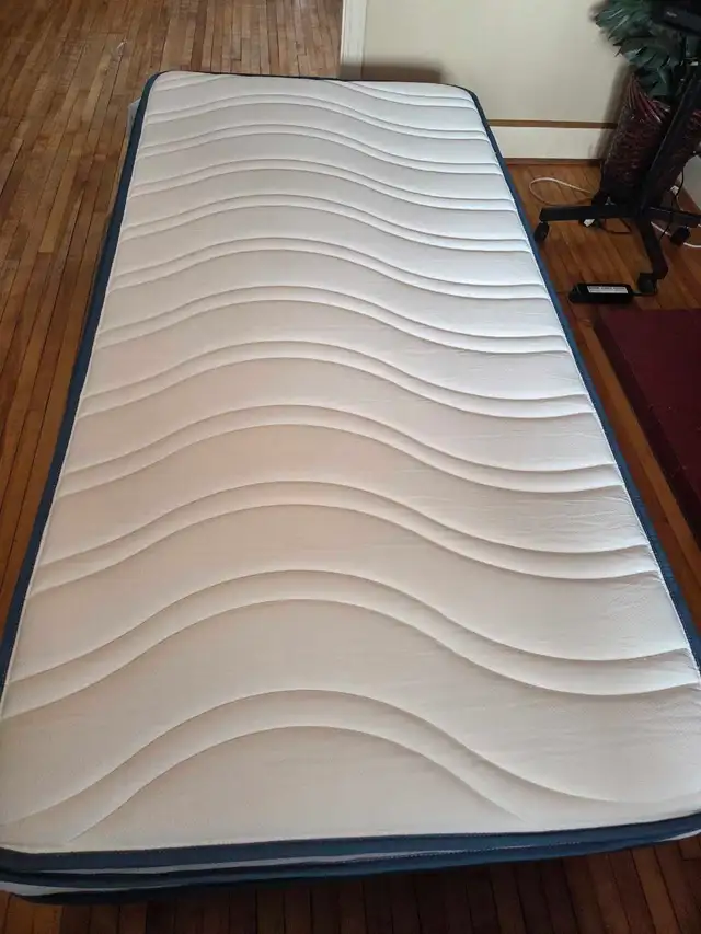 XL Twin bed for Sale- used only 5 months.Will sell for 600$ Firm - Photo 7