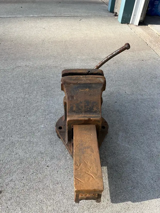 No. 6 Heavy Duty Bench Vise - Photo 2