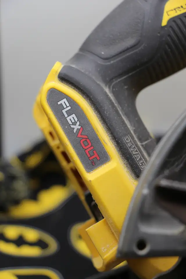 (2016) DeWalt DCS575 FlexVolt 7-1/4-inch Circular Saw (#2950) - Photo 3