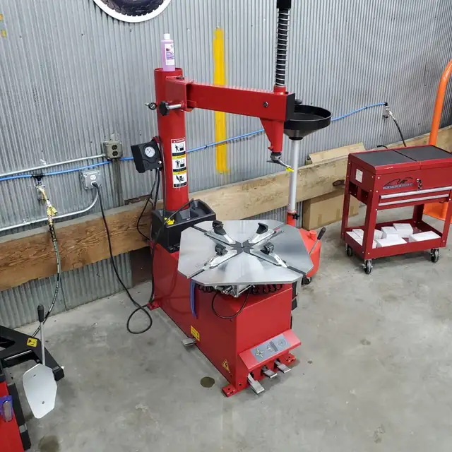 Équipement de démontage de pneus d'atelier - Photo 4