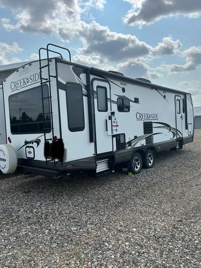 COUPLES TRAILER - Outdoors RV - 2017 Creekside 26