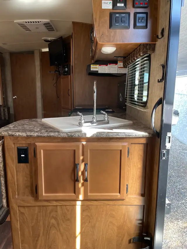 COUPLES TRAILER - Outdoors RV - 2017 Creekside 26 - Photo 10