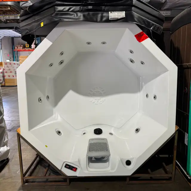Muskoka 5 Person Plug n Play Hot Tub Floor Model