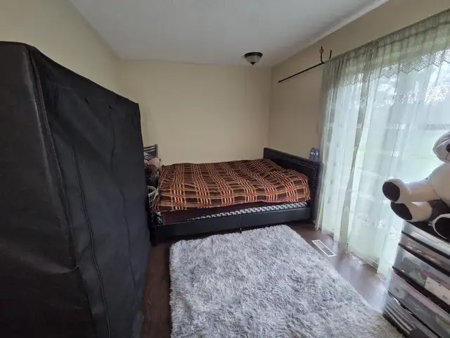 Room for rent in a basement upper level - Photo 3