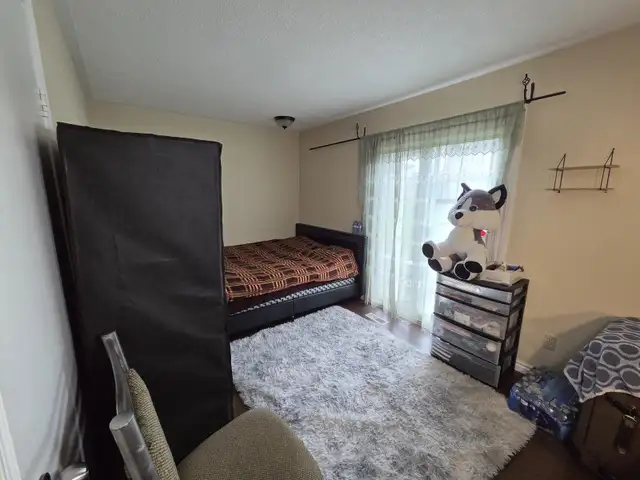 Room for rent in a basement upper level - Photo 4