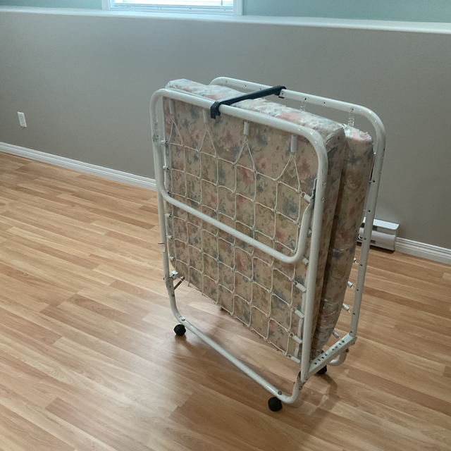 Folding metal twin bed with mattress - Photo 4