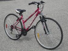 FEMALE'S HYBRID 700C SUPERCYCLE SOLARIS 18SPD ROAD/TRAIL BIKE!