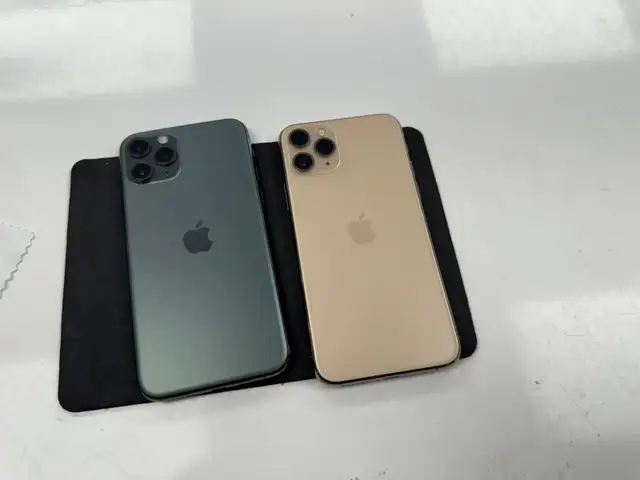 Unlocked Apple iPhone 11 pro max with 1 year warranty !
