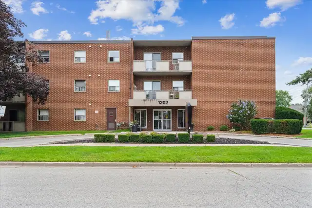 Pontiac Court Lowrise - 1 Bedroom available at 1202 Pontiac Cour