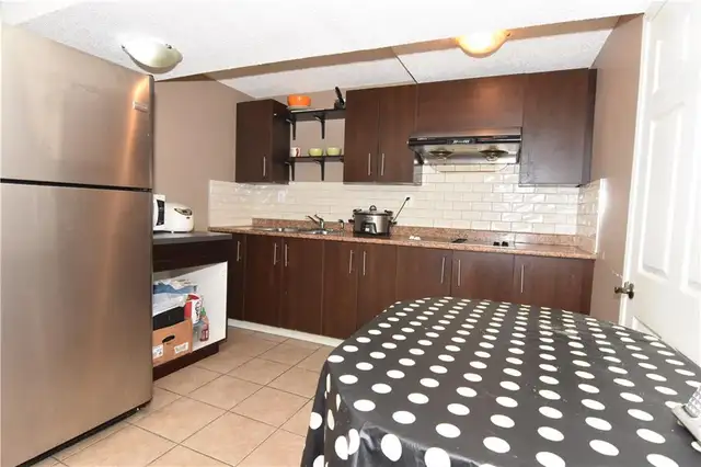 Furnished room close to Rundle Station - Photo 5