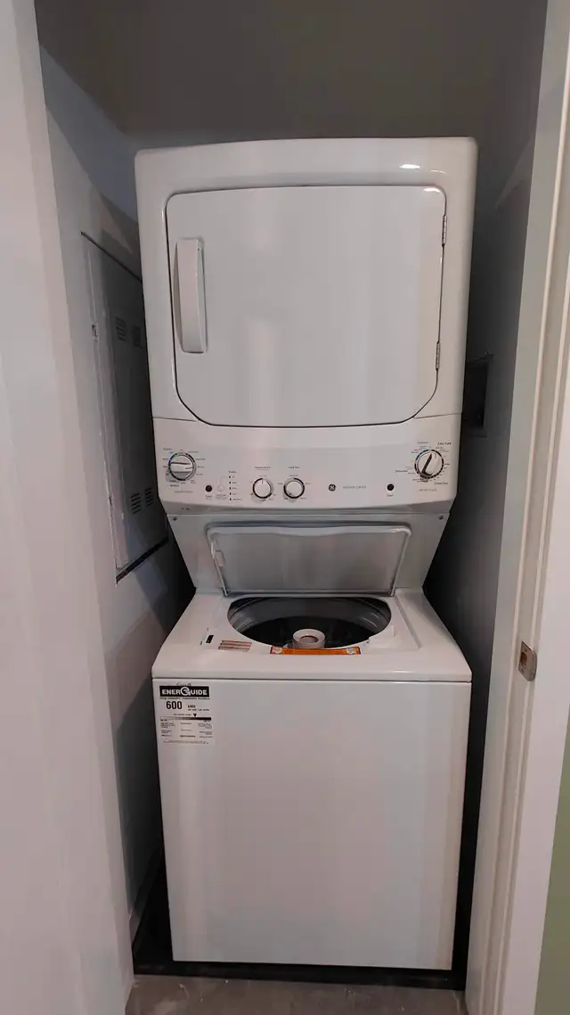 Studio Basement Suite for Rent - Fully furnished with utilities - Photo 9