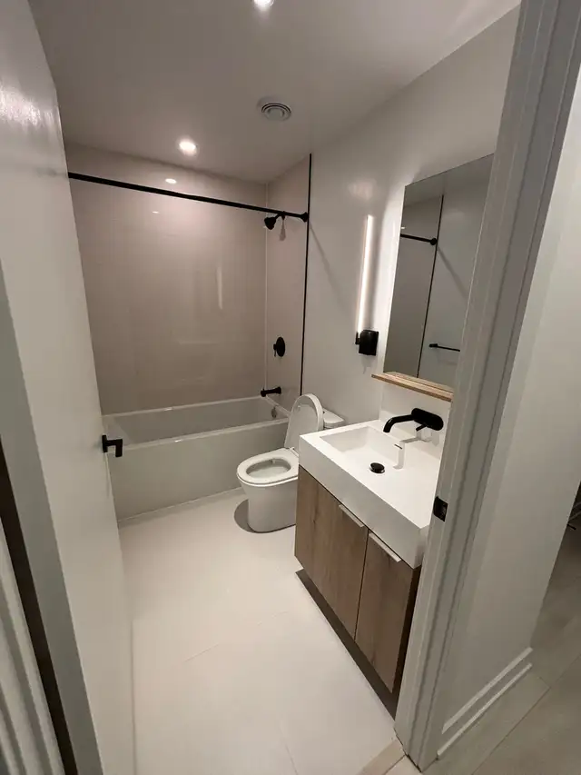 Master bedroom with private bathroom in a luxury condo for rent - Photo 4