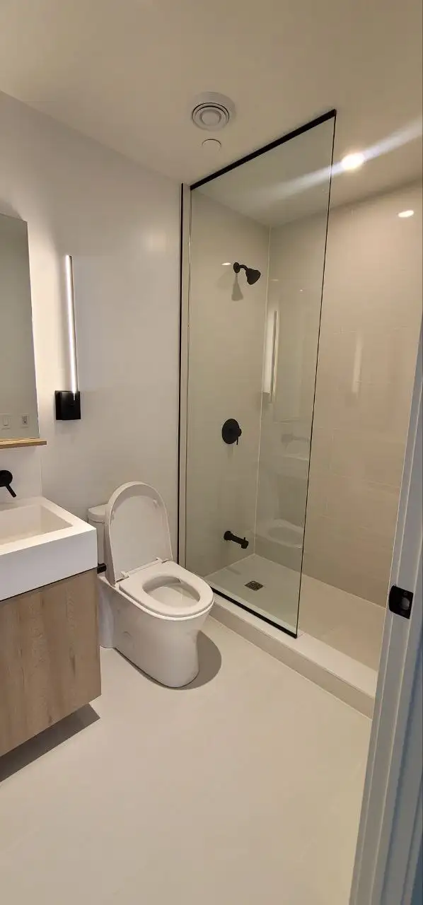 Master bedroom with private bathroom in a luxury condo for rent - Photo 6