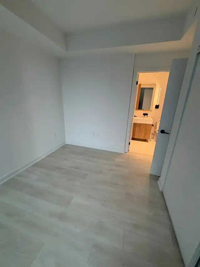 Master bedroom with private bathroom in a luxury condo for rent - Photo 7