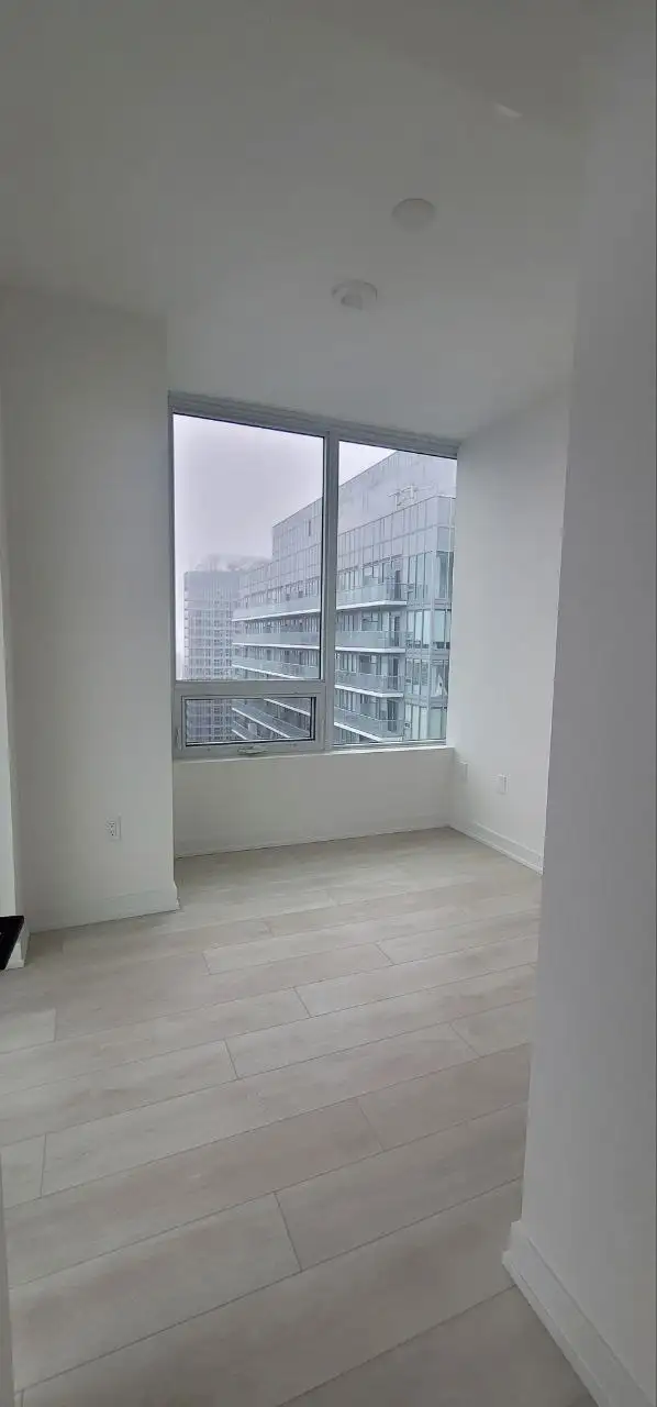 Master bedroom with private bathroom in a luxury condo for rent - Photo 8